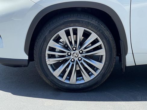 Used 2021 Toyota Highlander Platinum AWD/4WD image 13