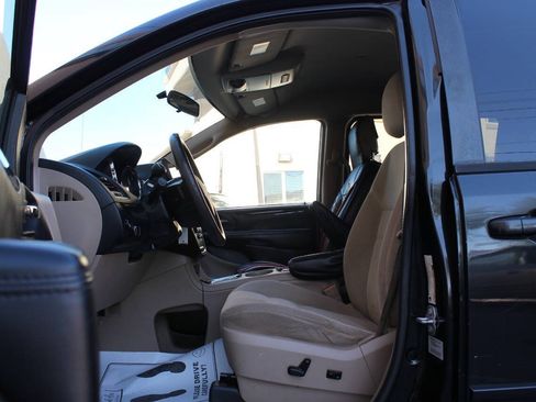 Used 2016 Dodge Grand Caravan SXT FWD image 17
