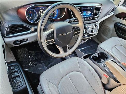 Used 2017 Chrysler Pacifica Limited w/ UConnect Theater Package image 10