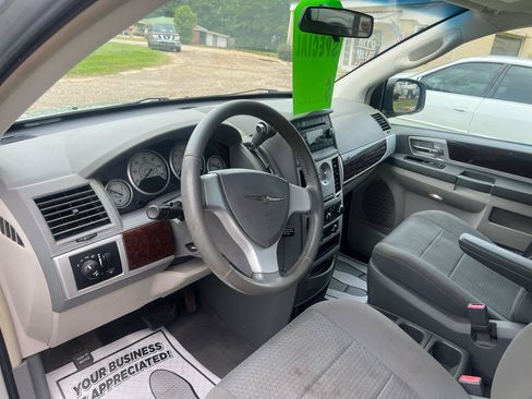 Used 2010 Chrysler Town & Country Touring FWD image 9
