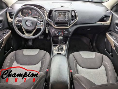 Used 2018 Jeep Cherokee Latitude FWD image 18