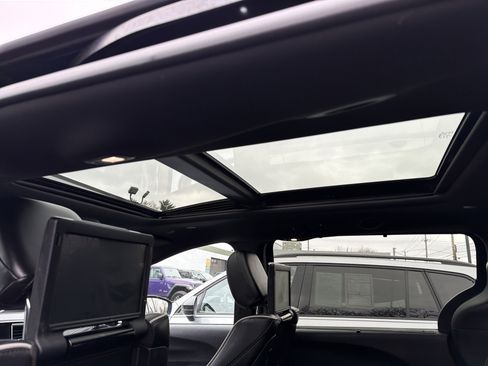 Used 2022 Chrysler Pacifica Limited w/ Uconnect Theater Family Group image 13