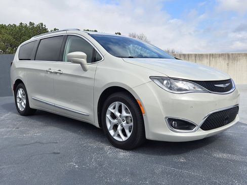 Used 2017 Chrysler Pacifica Touring-L Plus w/ Advanced Safetytec Group image 14