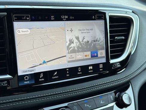 New 2026 Chrysler Pacifica Limited FWD image 11