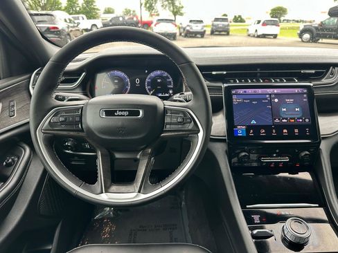 Used 2025 Jeep Grand Cherokee Limited w/ Black Appearance Package AWD/4WD image 3