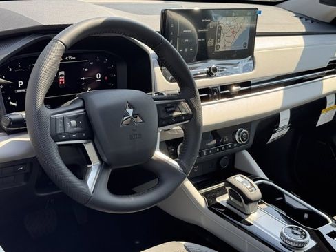 New 2025 Mitsubishi Outlander SE image 14