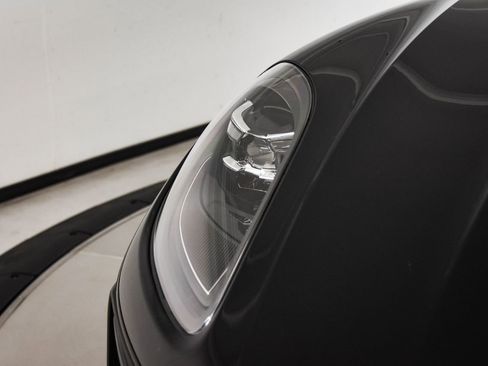 Certified 2026 Porsche Macan image 13