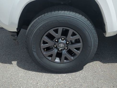 Used 2022 Toyota Tacoma SR5 w/ Technology Package image 12