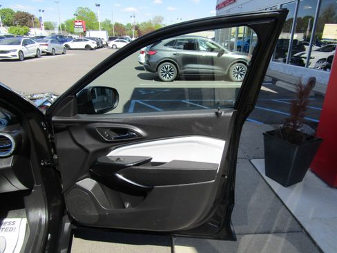 Used 2026 Chevrolet Trax LT FWD image 11