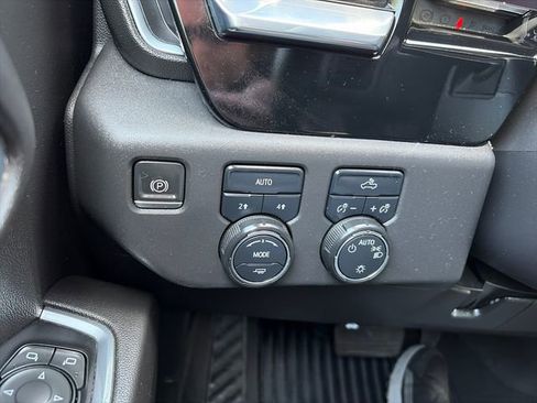 Used 2022 Chevrolet Silverado 1500 LT AWD/4WD image 25