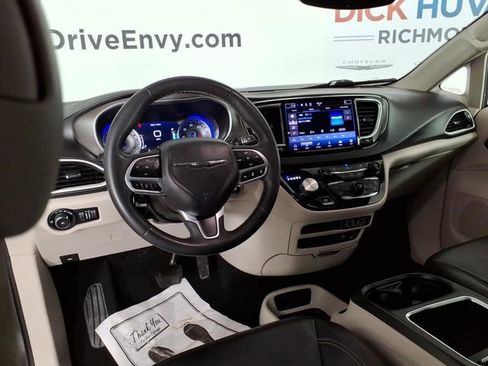 Used 2022 Chrysler Pacifica Touring-L FWD image 10
