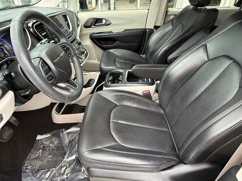 Used 2023 Chrysler Pacifica Touring-L AWD/4WD image 14