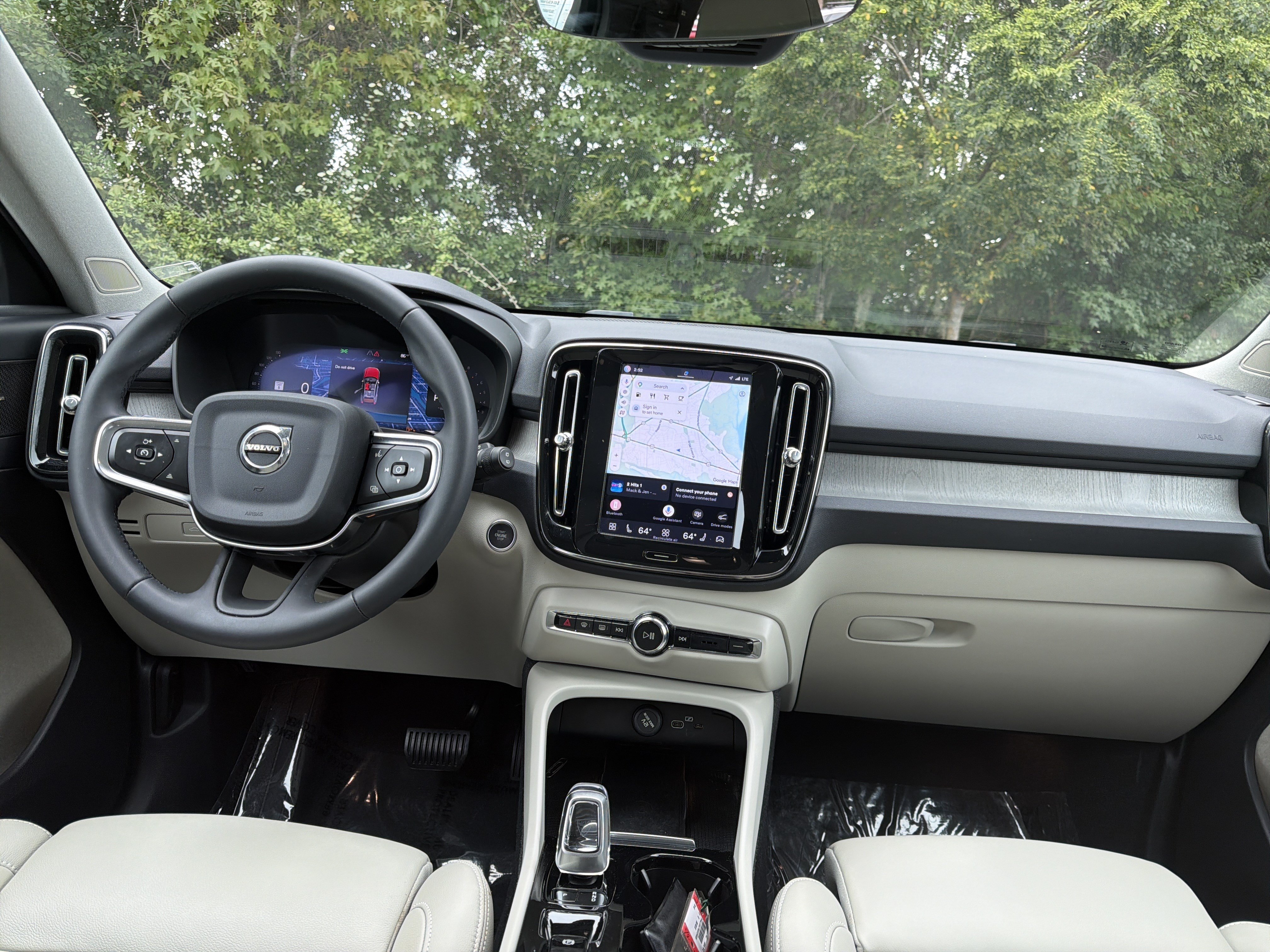 Certified 2024 Volvo XC40 B5 Plus AWD/4WD image 30