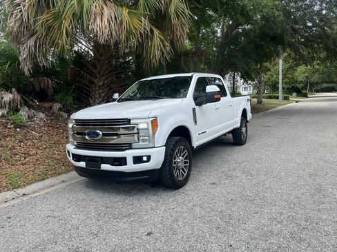 Used 2017 Ford F250 Lariat w/ Lariat Ultimate Package AWD/4WD image 6