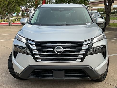 Used 2025 Nissan Rogue SV image 3