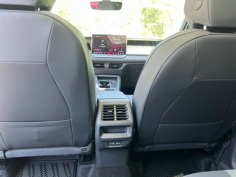 Used 2026 Volkswagen Tiguan SE AWD/4WD image 29