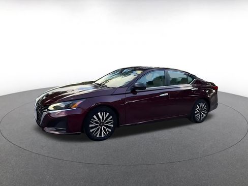 Used 2025 Nissan Altima 2.5 SV FWD image 3