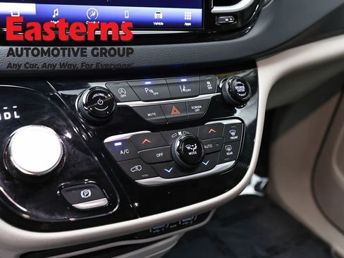Used 2023 Chrysler Pacifica Touring-L FWD image 20