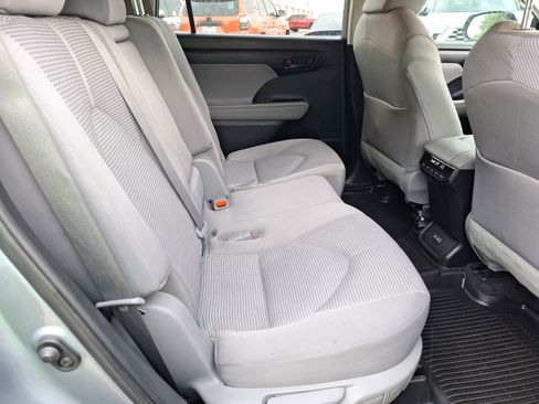 Used 2023 Toyota Highlander LE FWD image 29
