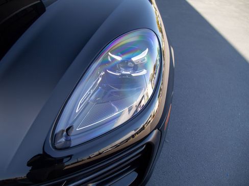 Certified 2025 Porsche Macan AWD/4WD image 13