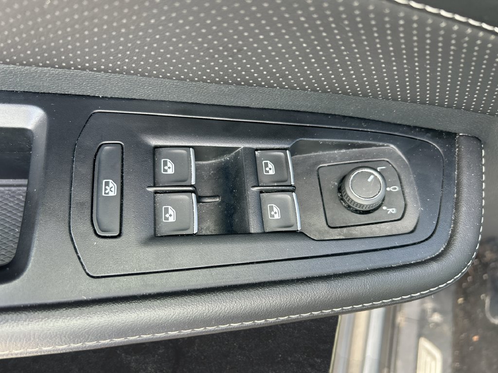 Used 2025 Volkswagen Atlas SE FWD image 13