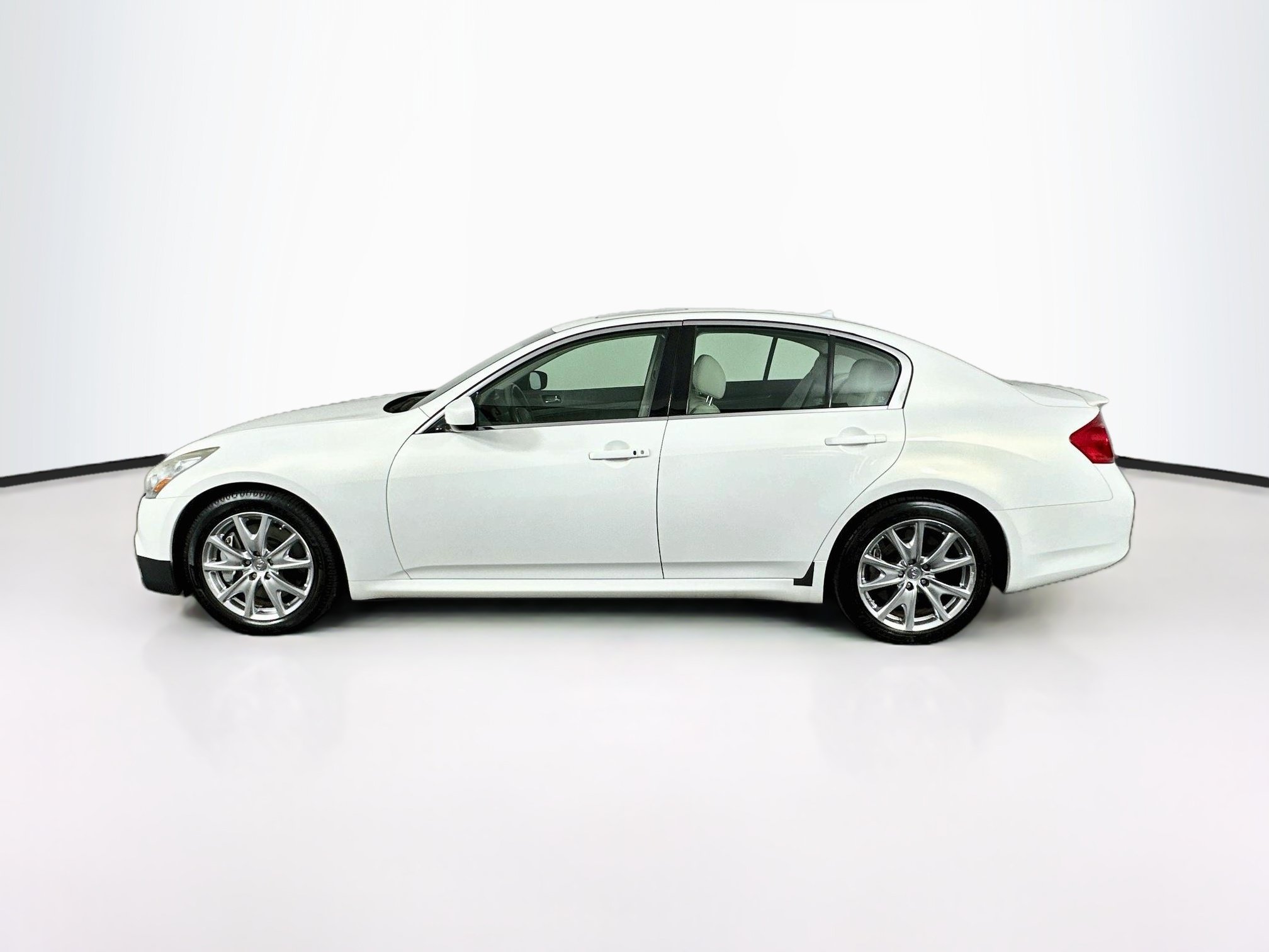 Used 2011 INFINITI G37 Journey w/ Sport Pkg - RWD image 4