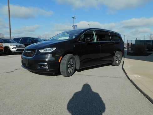 Used 2024 Chrysler Pacifica Select image 4