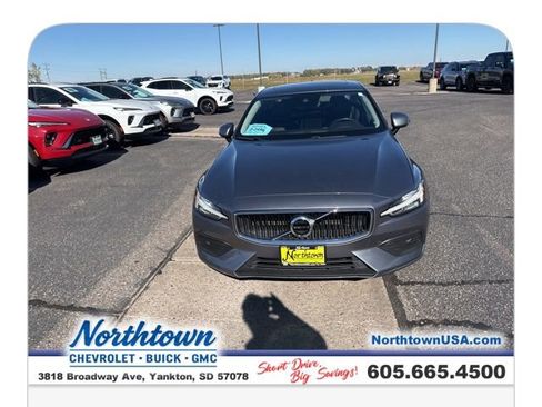 Used 2020 Volvo S60 T6 Momentum image 2