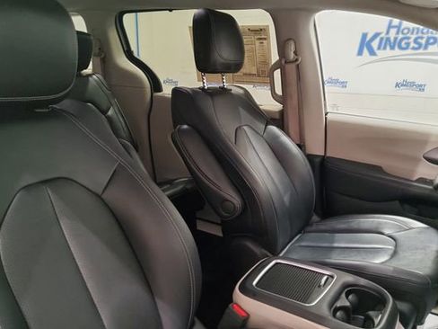 Used 2024 Chrysler Pacifica Touring-L FWD image 20