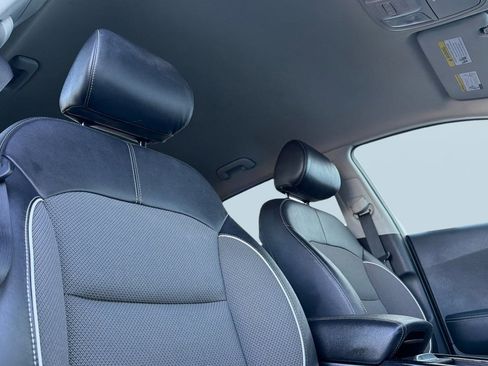 Used 2020 Kia Niro EX image 25