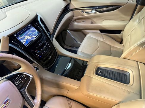 Used 2018 Cadillac Escalade Platinum image 37