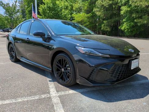 Used 2025 Toyota Camry SE FWD image 2
