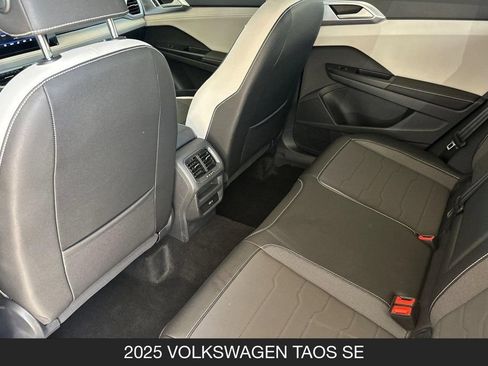 Used 2025 Volkswagen Taos SE w/ Panoramic Sunroof Package FWD image 13