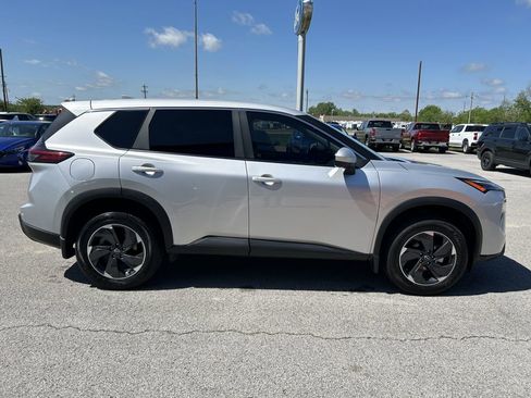 Used 2025 Nissan Rogue SV image 4