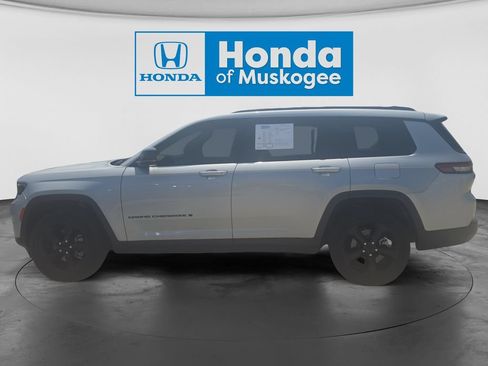 Used 2023 Jeep Grand Cherokee L Limited w/ Black Appearance Package AWD/4WD image 8