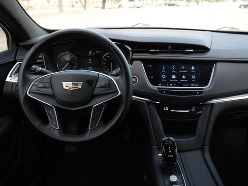 Certified 2024 Cadillac XT5 Luxury FWD image 9