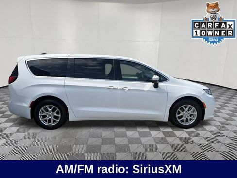 Used 2023 Chrysler Pacifica Touring-L FWD image 8