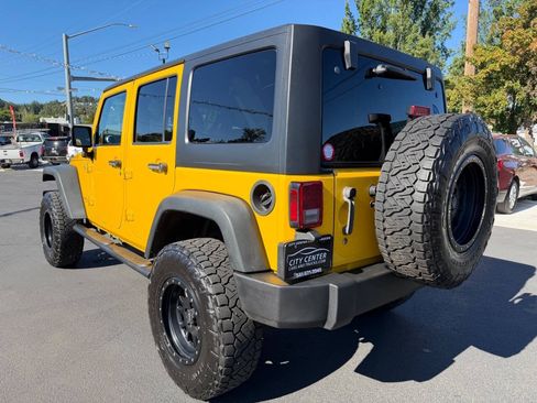 Used 2015 Jeep Wrangler Unlimited Rubicon w/ Connectivity Group AWD/4WD image 19