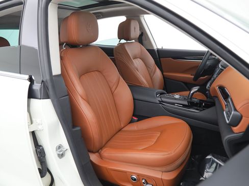 Certified 2022 Maserati Levante GT AWD/4WD image 13
