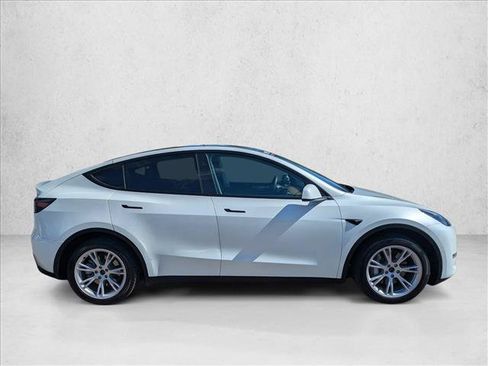 Used 2024 Tesla Model Y Long Range AWD/4WD image 4
