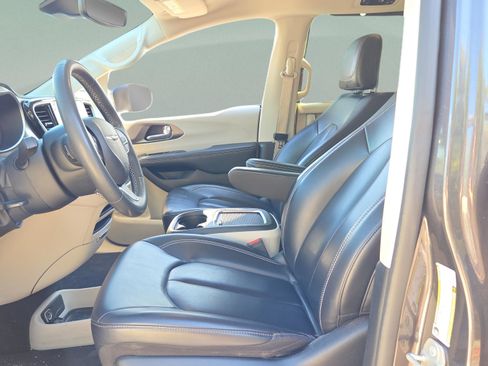 Used 2023 Chrysler Pacifica Touring-L FWD image 9
