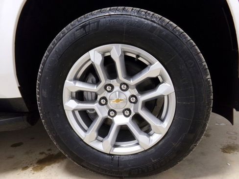 New 2025 Chevrolet Suburban LS image 30