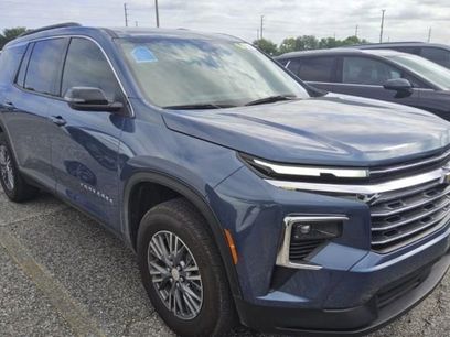 Used 2025 Chevrolet Traverse LT