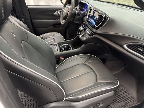 Used 2025 Chrysler Pacifica Limited image 9