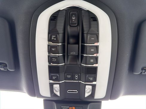 Used 2022 Porsche Macan AWD/4WD image 29