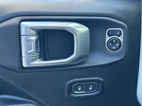 Used 2021 Jeep Gladiator Willys AWD/4WD image 23