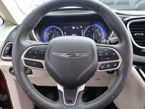 Used 2023 Chrysler Pacifica Touring-L FWD image 15
