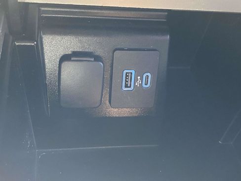 Used 2022 Ford Explorer XLT w/ Equipment Group 202A image 26