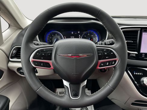 Used 2024 Chrysler Pacifica Touring-L FWD image 10