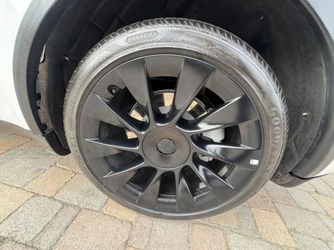 Used 2023 Tesla Model Y Long Range AWD/4WD image 29
